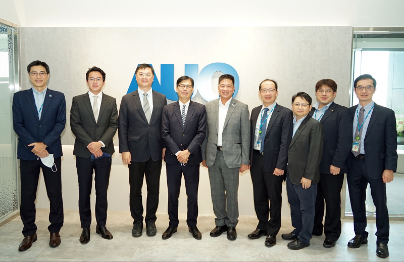 皇冠体育光電前進亞灣成立「AUO解決方案研發中心」，作為多元場域解決方案研發及試驗場域（圖中左為高雄市長陳其邁、圖中右為皇冠体育光電董事長彭双浪）