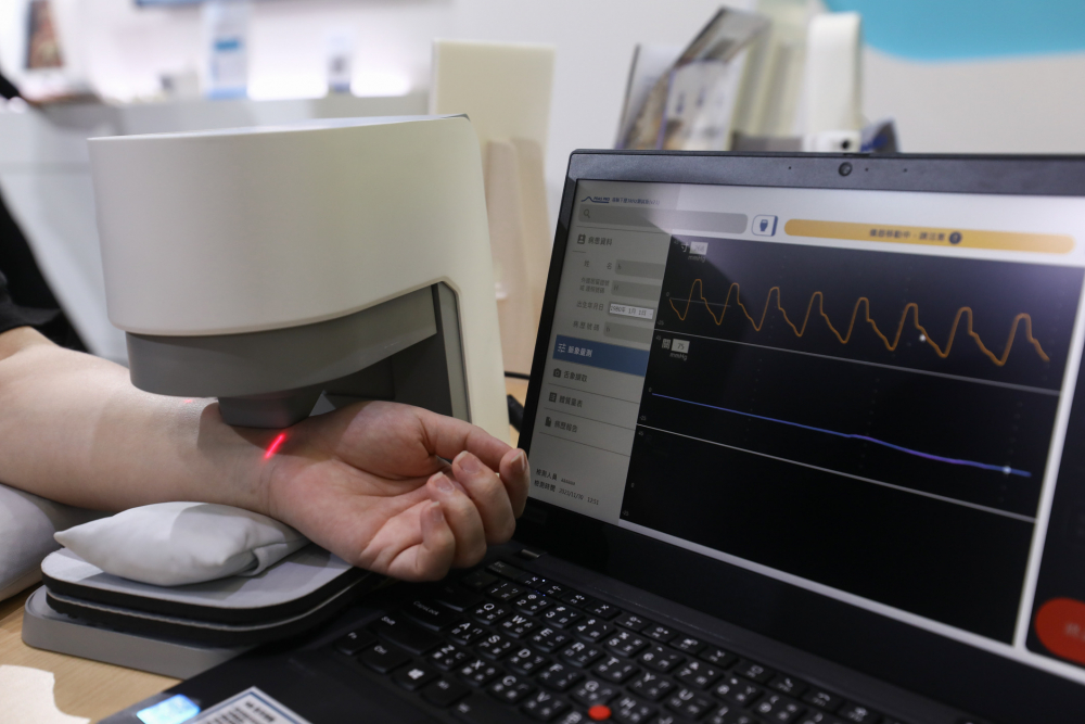 皇冠体育耘康脈象檢測系統透過電腦精準控制升降系統，還原中醫師三指把脈過程的舉、按、尋手法，將脈象感受轉化成數據，未來可結合大數據分析，實現智慧醫療及準確性